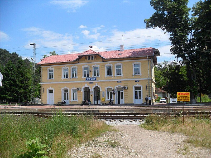 File:Rail Station,Veliko Tarnovo.jpg