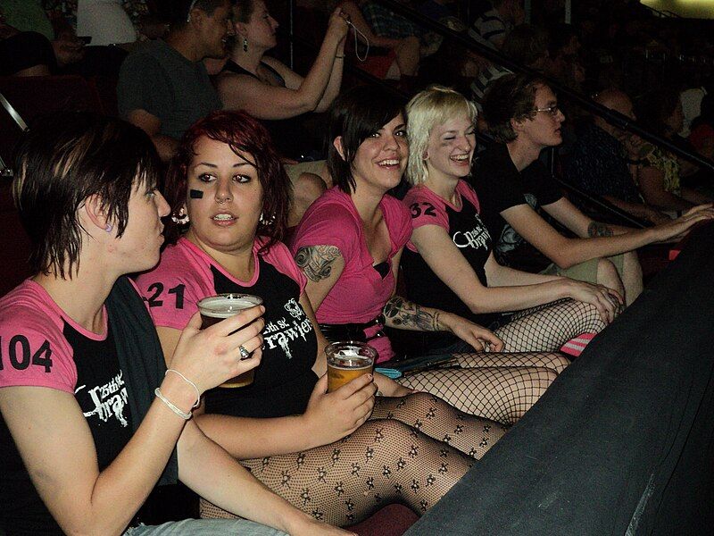 File:RollerDerbyFishnetStockings00142.JPG