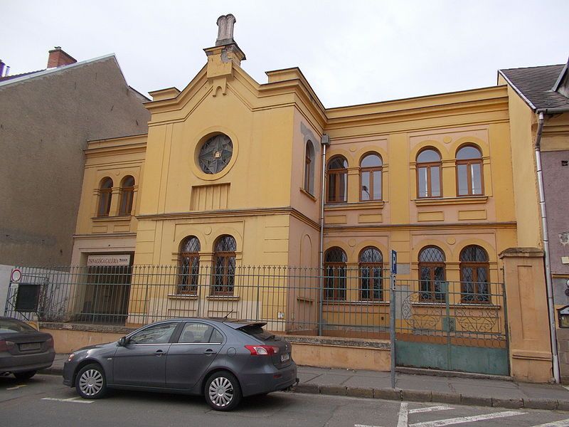 File:Synagogue Gallery, Eger.jpg