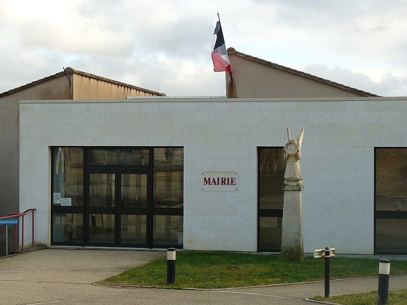 File:Trpalis mairie2.JPG