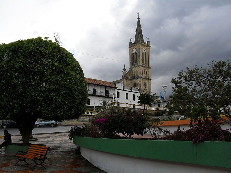 File:Turmeque Parque Iglesia.jpg