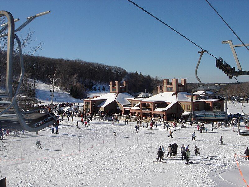 File:Wachusett Mountain Center.jpg