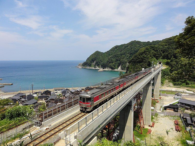 File:Amarube bridge-Kiha189.jpg