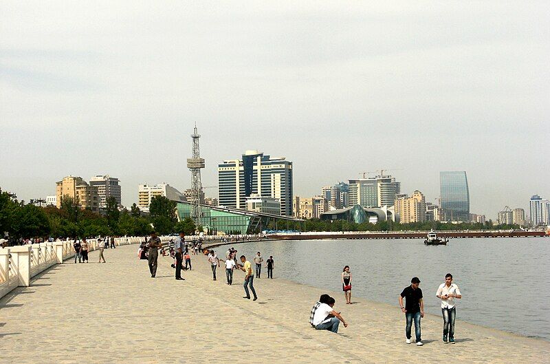 File:Baku Seaside Bulevard.JPG