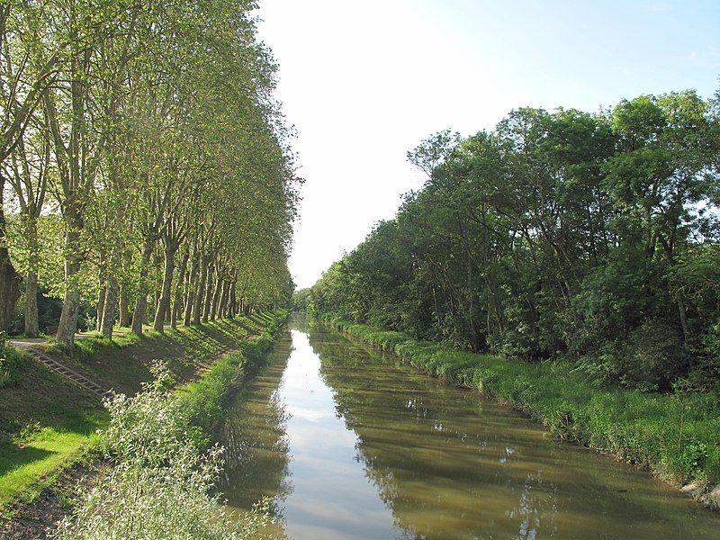 File:Canal in Pont-de-Vaux.jpg