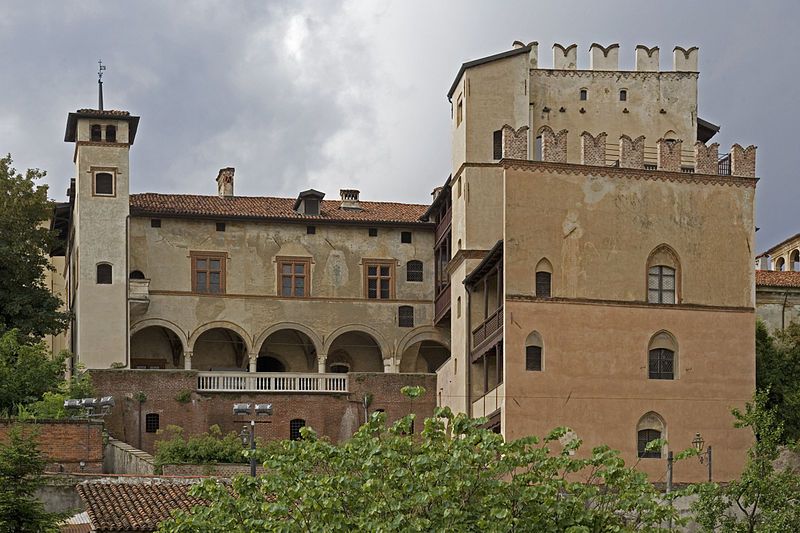 File:Casa Cavassa lato.jpg