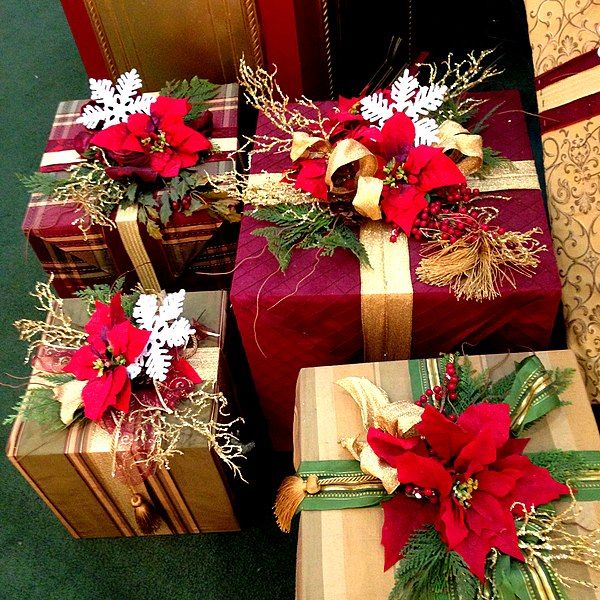 File:Christmas Wrapping (19550072799).jpg