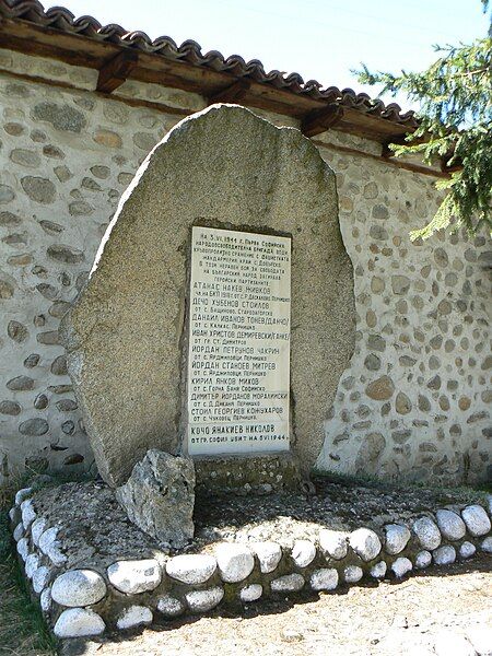 File:Dobarsko-partisans-monument.jpg