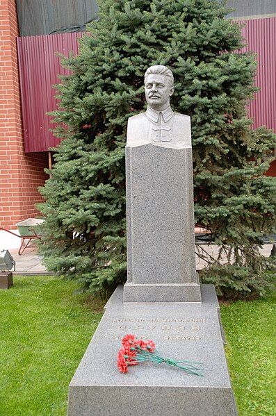 File:Frunze-grave-kremlin-wall-necropolis-july 2016.jpg