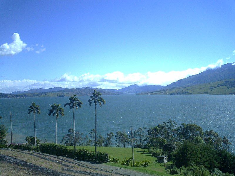 File:Lago Calima.jpg