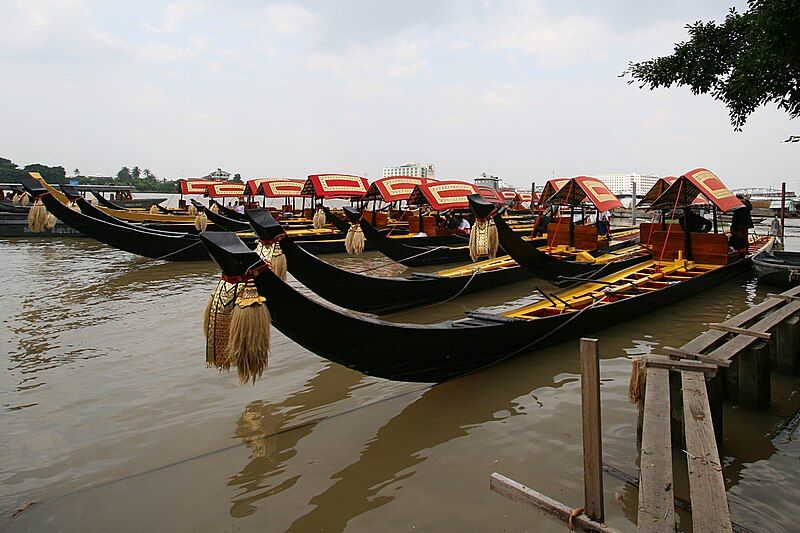 File:Lesser Barges pier.jpg