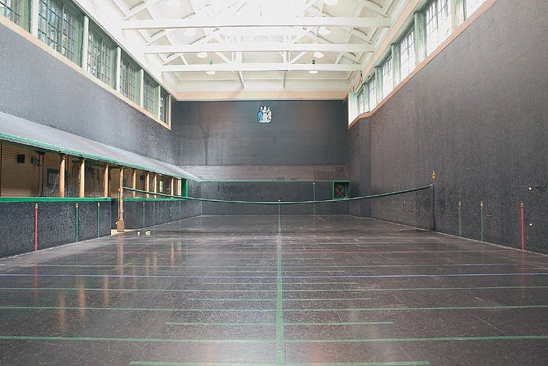 File:Pentworth-House-tennis-court.jpg