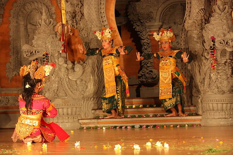 File:Ubud, Legong dance.jpg