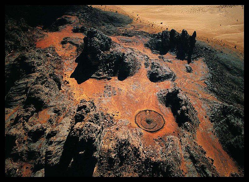 File:Yann-Arthus-Bertrand-Tassili-sépulture.jpg