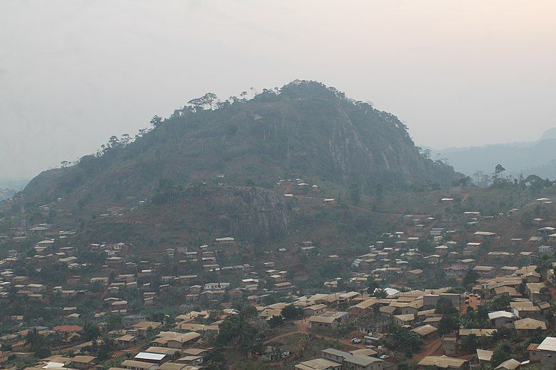 File:Yaoundé Mvog Bétsi.jpg