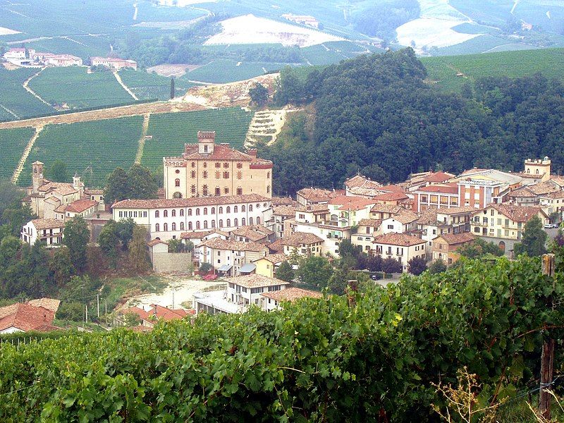 File:Barolo veduta.JPG