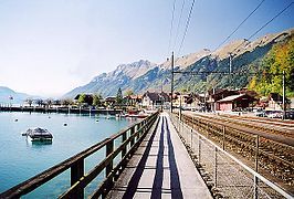 From left to right: ferry pier, Brünig line platforms, BRB terminus.