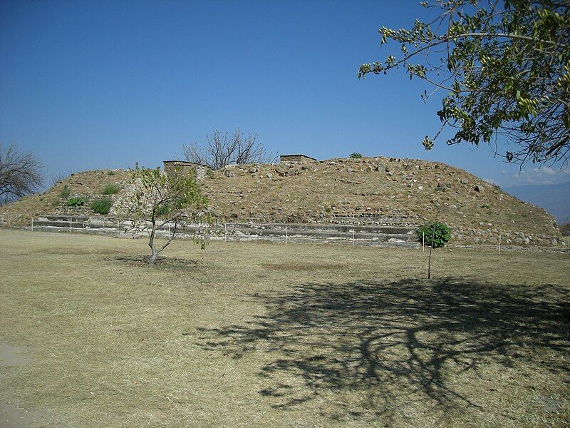 File:BuildingX1MonteAlban.jpg