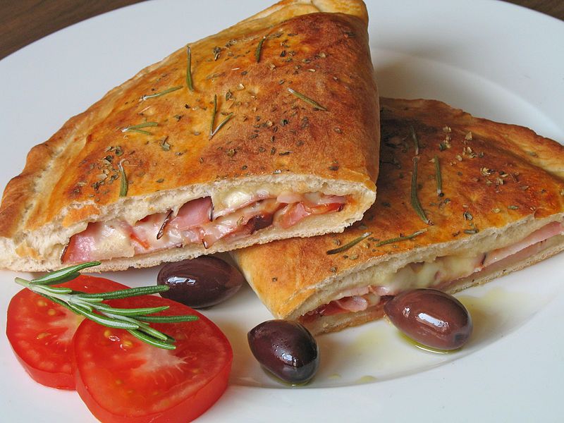 File:Calzone04.jpg