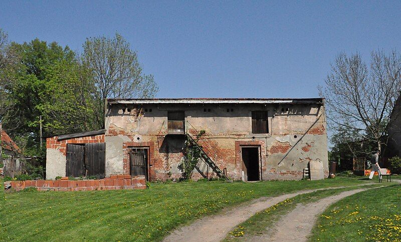 File:Chwalimierz farm.jpg