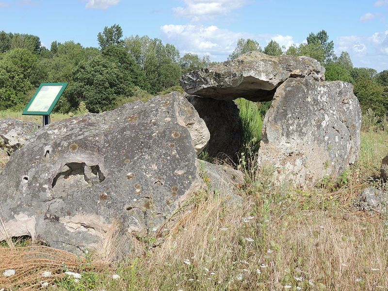 File:Dolmen d'Amenon.JPG