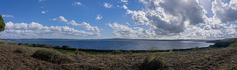 File:Lago di bracciano.jpg