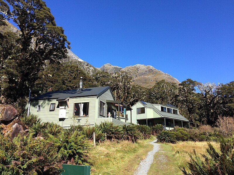 File:Lake Mackenzie Hut.jpg