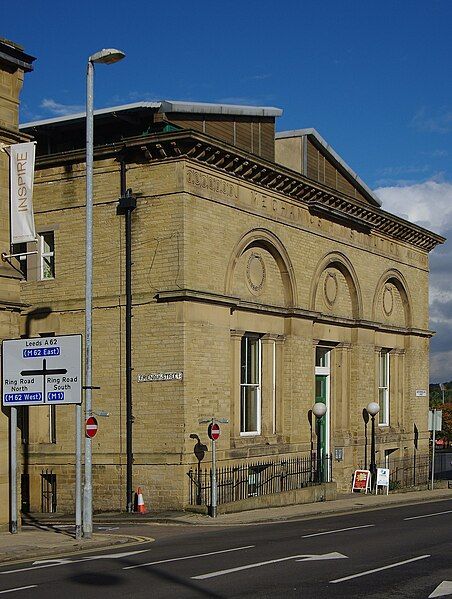 File:Mechanics' Institution, Huddersfield.jpg