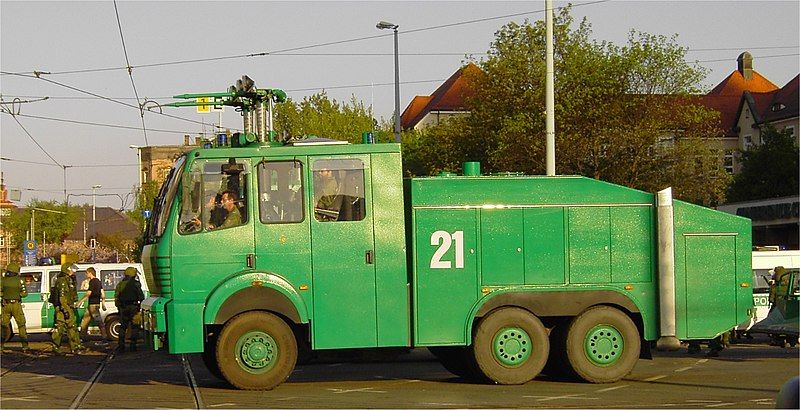 File:Polizei Wasserwerfer.jpg