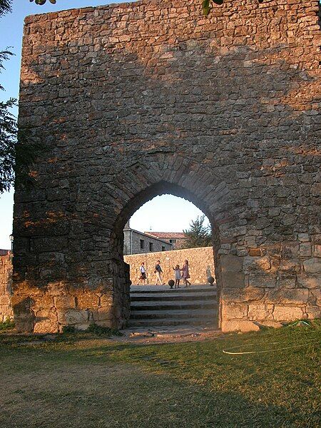 File:Puerta arabe Medinaceli.JPG