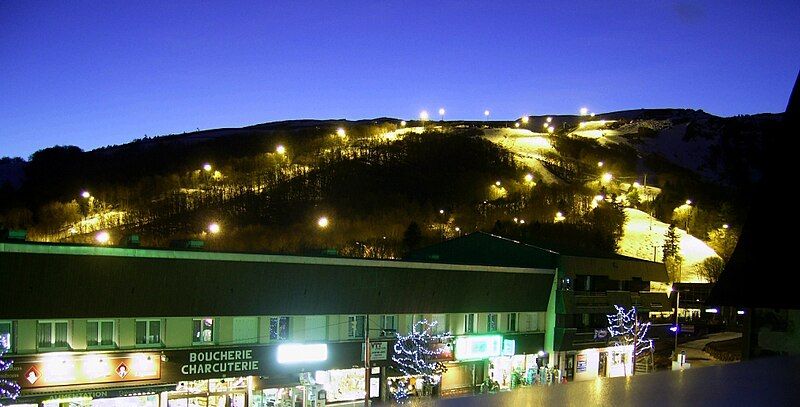 File:Super-Besse ski nocturne.jpg