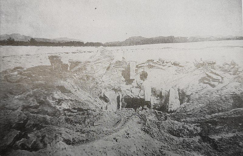 File:函石浜遺跡包含地発見当時 Hakoishikama Ruins.jpg