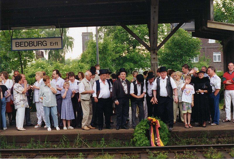 File:1995-05-27 Bahnsteig Bedburg.jpg