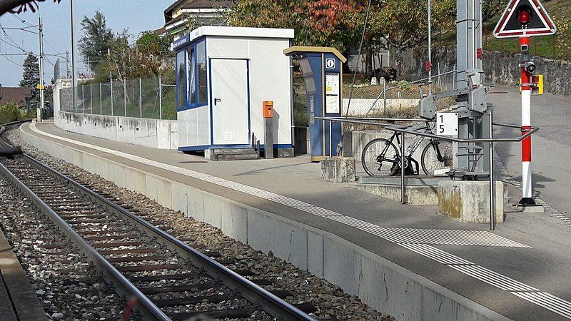 File:Belmont-sur-Montreux railway station.jpg