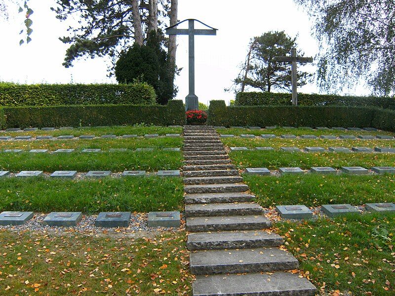 File:Birnau-kz-friedhof-gräber-hochkreuze.JPG