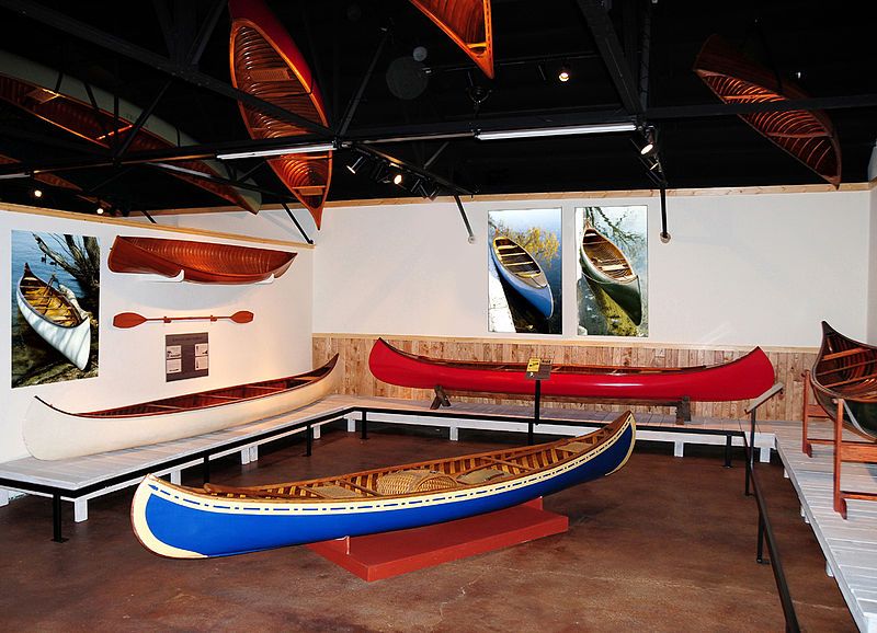 File:Canoe display.jpg