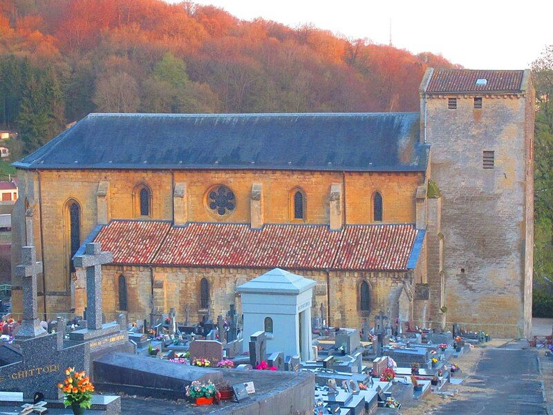 File:Eglise Longuyon cote.JPG