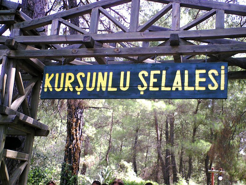 File:Eingang Wasserfall Kursunlu.JPG