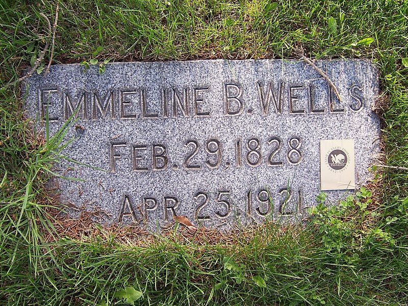 File:EmmelineBWellsGrave.jpg