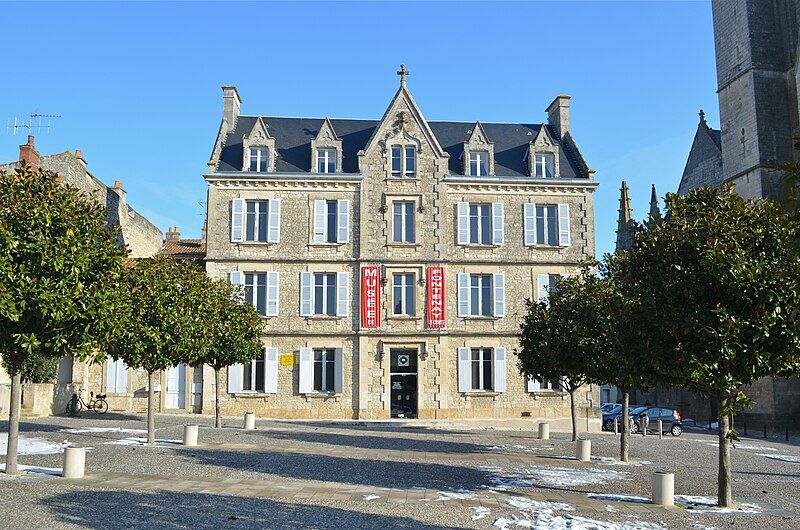 File:Fontenay-le-Comte - Musée.jpg