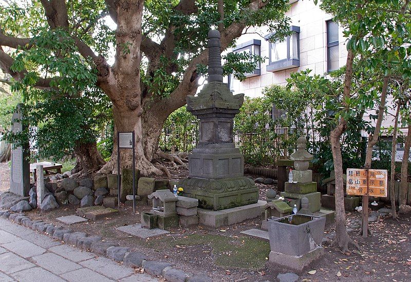 File:Hatakeyama-Shigeyasu -Tomb Kamakura.jpg