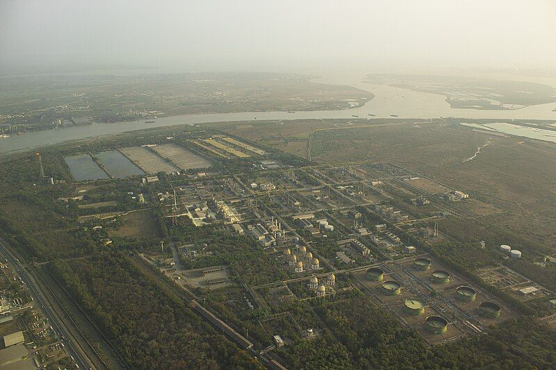 File:Hazira Industrial Area,ONGC.jpg