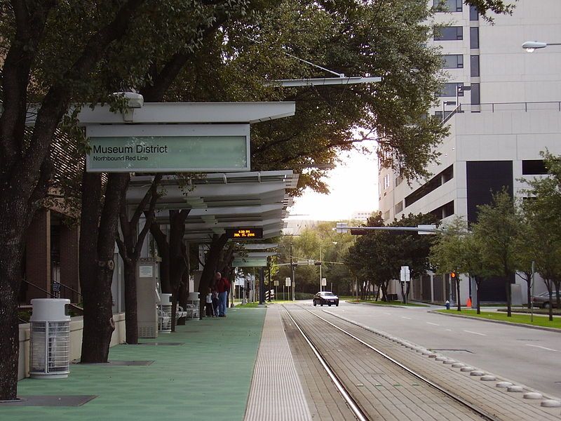 File:HoustonMuseumDistrictLightrailNorthbound.JPG