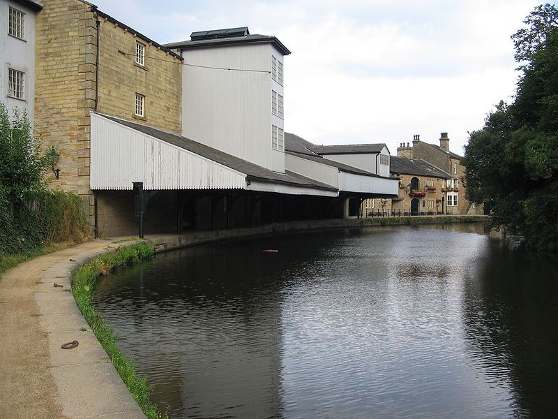 File:LeedsLiverpoolCanalBurnley2.JPG