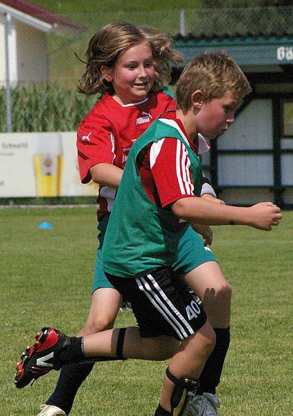 File:Mädchen gegen Buben(Fußball).JPG