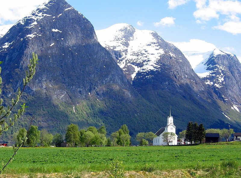 File:Oppstryn kyrkje.jpg