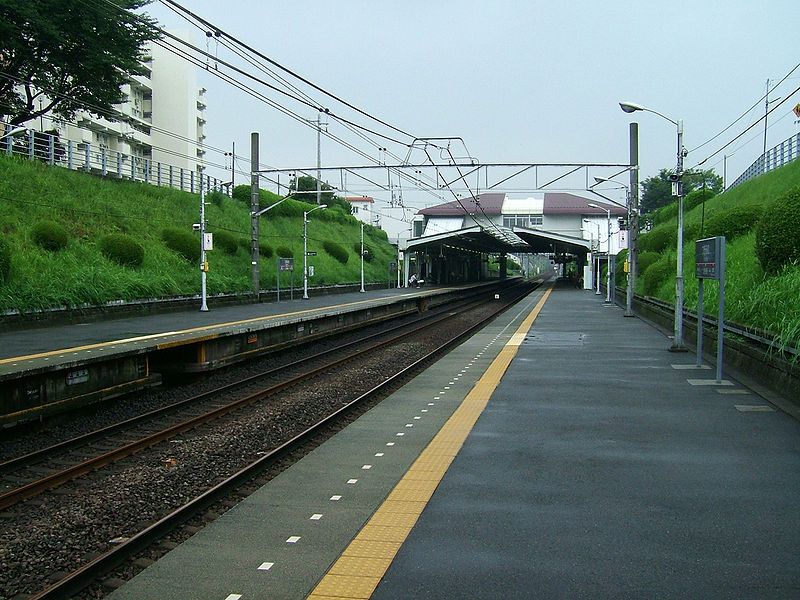 File:Tokyu-railway-den-en-toshi-line-Tsukimino-station-platform.jpg