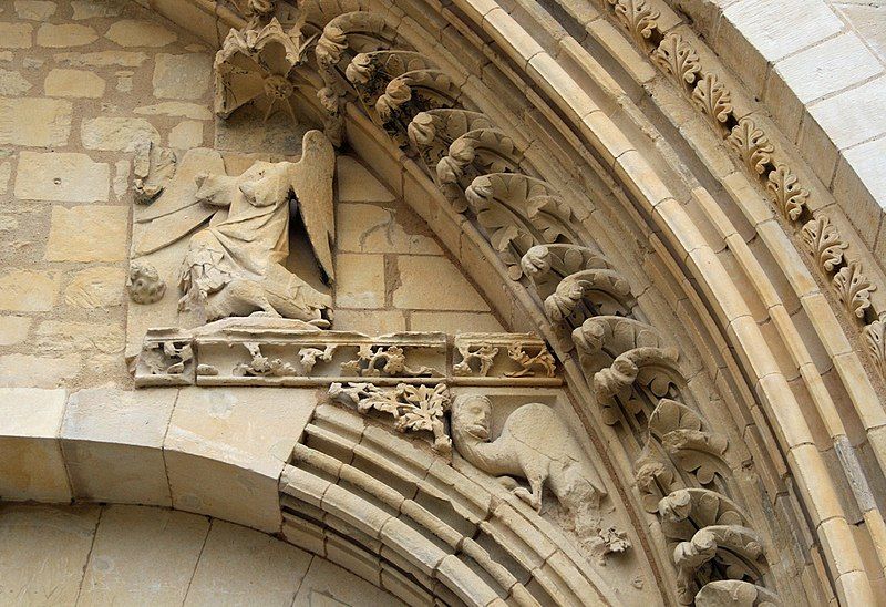 File:Ardenne-eglise-sculptures-facade.jpg