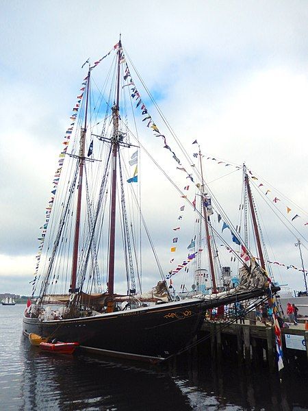 File:Bluenose II-Halifax-28Jul2017.jpg