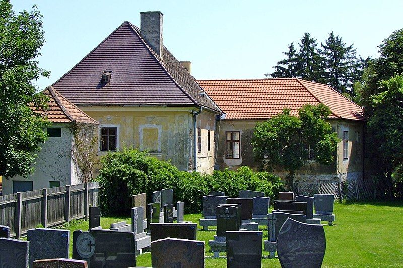 File:Ernstbrunn Kloster Rückansicht.jpg